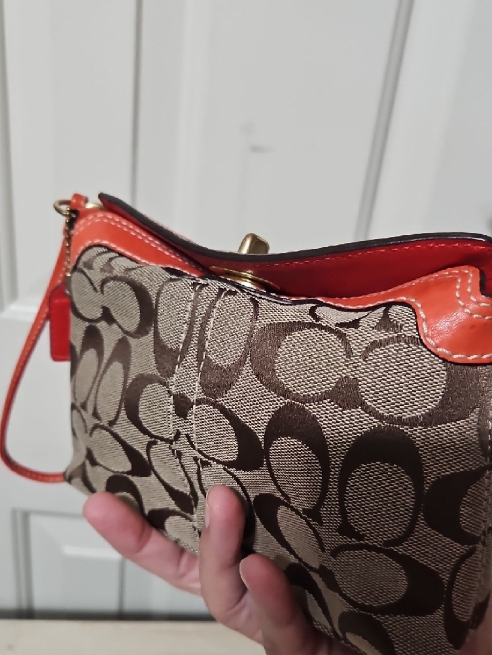 Coach EUC Turnlock Signature Canvas with Coral Trim Clutch - Picture 4 of 8